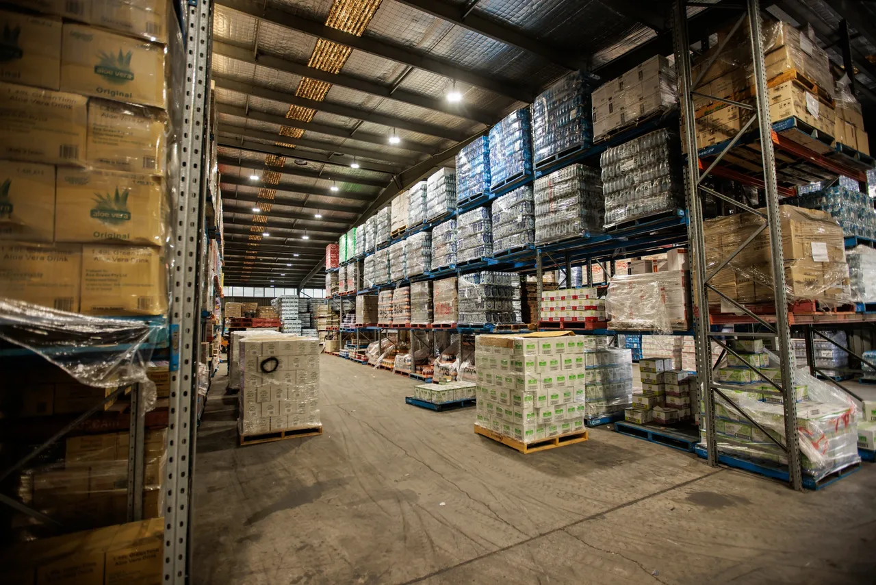 Food-grade warehouse storage with palletized goods